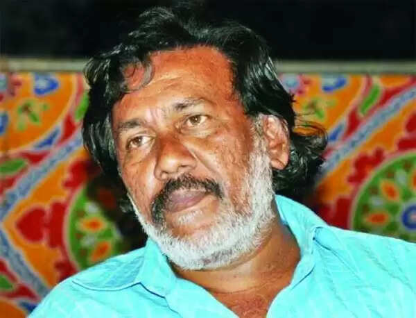 കുരീപ്പുഴ ശ്രീകുമാറിനെ ആക്രമിച്ചവരുടെ ഫോട്ടോ വാട്ട്സ്അപ്പ് ഗ്രൂപ്പില് ഷെയര് ചെയ്ത വിദ്യാര്ത്ഥിക്ക് മര്ദ്ദനം