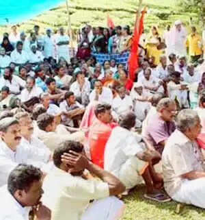 അരിപ്പറ്റയില് സമരക്കാരെ ഒഴിപ്പിക്കുന്നതിനിടയില് ആത്മഹത്യാശ്രമം: സ്ഥലത്ത് സംഘര്ഷാവസ്ഥ