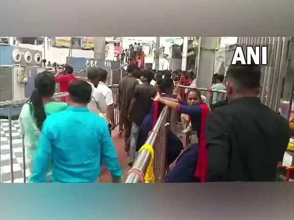 Death | രാജസ്താനില് തിക്കിലും തിരക്കിലും പെട്ട് ക്ഷേത്രദര്ശനത്തിനെത്തിയ 3 പേര് മരിച്ചു; 3 കുട്ടികള് ഉള്പെടെ 7 പേര്ക്ക് പരുക്ക്; അനുശോചനം രേഖപ്പെടുത്തി പ്രധാനമന്ത്രി