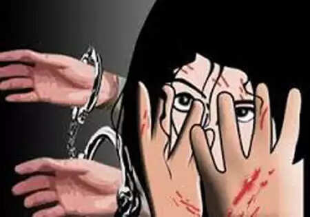 കോളജ് വിദ്യാര്ത്ഥിനിയായ 23കാരി ക്ഷേത്രത്തിനുള്ളില് മൂന്നംഗ സംഘത്തിന്റെ കൂട്ടമാനഭംഗത്തിനിരയായി; ഒരാള് അറസ്റ്റില്