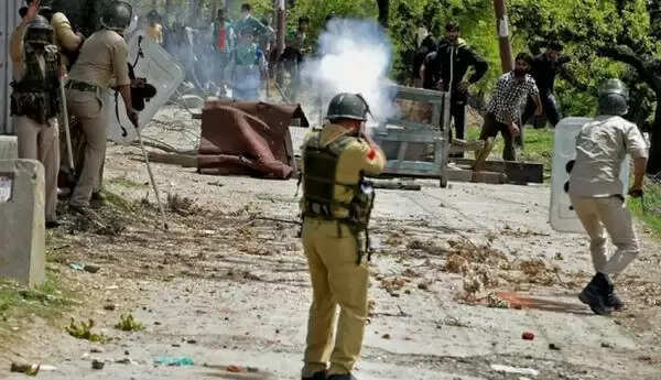 ജമ്മുകാശ്മീരില് പ്രതിഷേധക്കാര്ക്ക് നേരെ സൈന്യത്തിന്റെ വെടിവെയ്പ്പ്; 13 കാരന് കൊല്ലപ്പെട്ടു