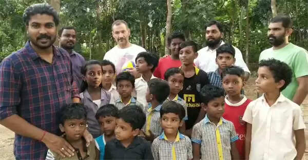 ഫുട്ബോള് വാങ്ങണം, ഇനി മിഠായി വേണ്ട, പല്ലു കേടാവും!; ഓലമടലില് കമ്പു കുത്തിയുണ്ടാക്കിയ മൈക്കില് ഈ കുട്ടികള് പ്രസംഗിച്ചു കയറിയത് മലയാളികളുടെ മനസിലേക്ക്; പന്തു വാങ്ങാനുള്ള ധനസമാഹരണത്തിനായി കളിക്കളത്തില് യോഗം ചേര്ന്ന കുട്ടികളെ ഏറ്റെടുത്ത് മാധ്യമങ്ങള്