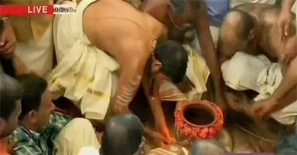 പണ്ടാരയടുപ്പിന് തീപകര്ന്നു; അനന്തപുരി യാഗഭൂമിയായി മാറി, പൊങ്കാലയര്പ്പിക്കാന് എത്തിയത് ആയിരക്കണക്കിന് സ്ത്രീകള്