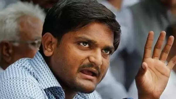 മലേഗാവ് സ്ഫോടനത്തില് പ്രതിയായ പ്രജ്ഞാ സിങ്ങിന് മത്സരിക്കാം; തനിക്ക് പറ്റില്ല; ഇലക്ഷന് കമ്മീഷന് നടപടിക്കെതിരെ പട്ടേല് പ്രക്ഷോഭത്തിന്റെ പടനായകന് ഹാര്ദ്ദിക്ക് പട്ടേല്