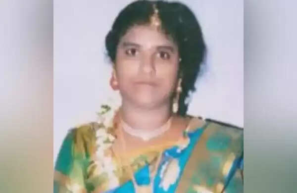 യുവതി പ്രസവാനന്തരം മരിച്ചത് അപശകുനമെന്ന് ആരോപിച്ച് മരണാനന്തര കര്മങ്ങള് നാട്ടുകാര് തടഞ്ഞു; അന്ത്യകര്മങ്ങള് ചെയ്ത് ആന്ധ്രാ പൊലീസ്