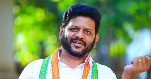 പാര്ട്ടിക്കെതിരെ സംസാരിച്ചെന്ന പേരില് തന്നെ വെട്ടിലാക്കിയത് ചാനല് റിപ്പോര്ട്ടറാണെന്ന് യുഡിഎഫ് സ്ഥാനാര്ഥി വി കെ ശ്രീകണ്ഠന്; അരമണിക്കൂര് നേരം നടത്തിയ അഭിമുഖത്തില് നിന്നും ശ്രീകണ്ഠനെ വെട്ടിലാക്കുക എന്ന ലക്ഷ്യത്തോടെ പ്രധാന ഭാഗങ്ങളൊക്കെ വെട്ടിമാറ്റിയതായി ആരോപണം