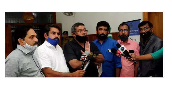 പ്രവാസി മലയാളികളുടെ വിവിധ പ്രശ്നങ്ങള് ചൂണ്ടിക്കാട്ടി കെ എം സി സി നേതാക്കള് മുഖ്യമന്ത്രിയെ കണ്ടു; സൗദിയില് നിന്ന് കൂടുതല് വന്ദേഭാരത് വിമാന സര്വീസ് ആരംഭിച്ചേക്കും