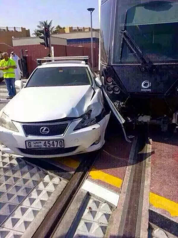 ഒരു മാസം മുന്പ് നടന്ന ദുബൈ ട്രാം അപകട ചിത്രം വൈറലായി മാറിയതിന് പിന്നില്