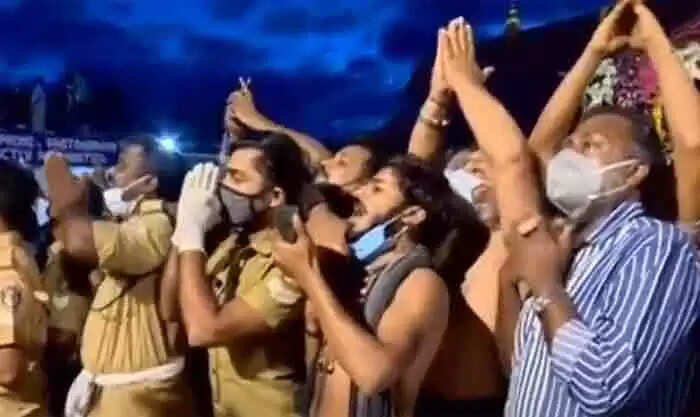 ആകാശത്ത് കൃഷ്ണപ്പരുന്ത് വട്ടമിട്ടു പറന്നു, ശരണംവിളിയുടെ പാരമ്യത്തില് ഭക്തരുടെ കാത്തിരിപ്പിന് വിരാമമിട്ട് പൊന്നമ്പലമേട്ടില് മകരവിളക്ക് തെളിഞ്ഞു