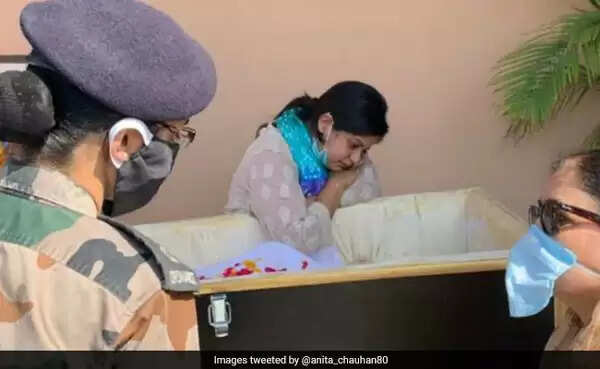 നാലുമാസം മുമ്പ് വിവാഹം; പ്രിയതമന്റെ ചേതനയറ്റ മൃതദേഹത്തിന് സമീപം നിര്വികാരയായിരിക്കുന്ന ഭാര്യയുടെ ചിത്രം സോഷ്യല് മീഡിയയില് നിറയുന്നു; ഹൃദയം തകര്ക്കുന്ന കാഴ്ചയെന്ന് പ്രതികരണങ്ങള്