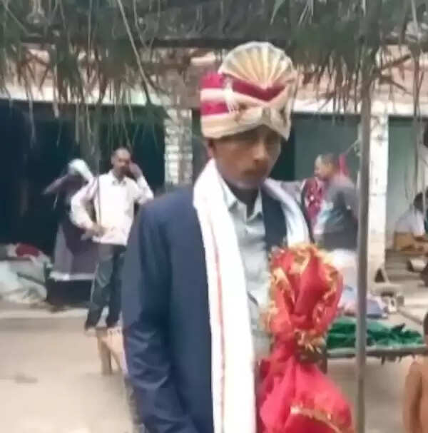 32 കാരനായ യുവാവിനെ കൊണ്ട് പ്രതിമയെ കല്യാണം കഴിപ്പിച്ച് മാതാപിതാക്കള്, വേറിട്ട സംഭവം ഇങ്ങനെ