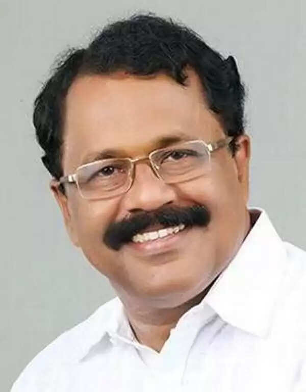 തെരഞ്ഞെടുപ്പ് പ്രചാരണത്തിനിടെ മതസ്പര്ധ വളര്ത്തുന്ന പ്രസംഗം; പി എസ് ശ്രീധരന്പിള്ളയ്ക്കെതിരെ തെരഞ്ഞെടുപ്പ് കമ്മീഷന്റെ നോട്ടീസ്