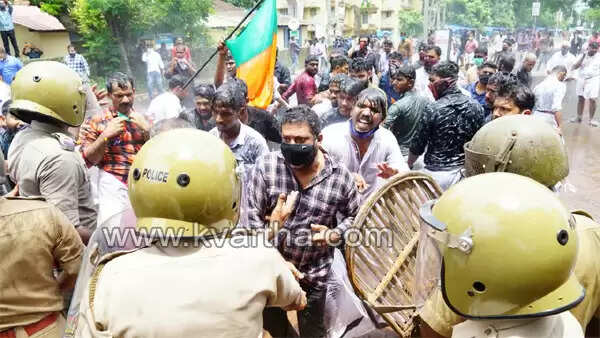 യുവമോര്ച്ച കണ്ണൂര് കലക്ടറേറ്റ് മാര്ച്ചില് സംഘര്ഷം: പൊലീസ് ജലപീരങ്കി പ്രയോഗിച്ചു
