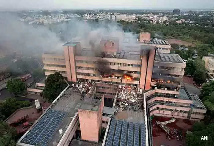 Fire | ഭോപാലില് വിവിധ സര്കാര് ഓഫീസുകളുള്ള കെട്ടിടത്തില് വന് തീപ്പിടിത്തം; മണിക്കൂറുകള് നീണ്ട പരിശ്രമത്തിനൊടുവില് നിയന്ത്രണവിധേയമാക്കി