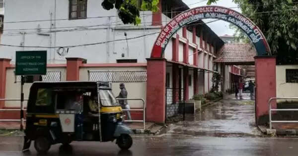 കോഴിക്കോട് കമ്മീഷണര് ഓഫീസിന് മുന്നില് വൃദ്ധന് കുത്തേറ്റു മരിച്ചു