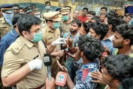 അതിഥി തൊഴിലാളികള് കൂട്ടത്തോടെ കണ്ണൂര് റെയില്വേ സ്റ്റേഷനിലെത്തിയ സംഭവം: വീഴ്ച പറ്റിയോയെന്ന കാര്യത്തില് പൊലീസ് അന്വേഷണം തുടങ്ങി