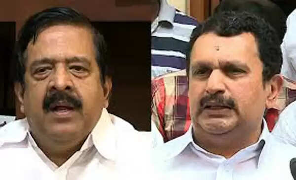 വാഗ്ദാനം നിഷേധിച്ചത് വിലകുറഞ്ഞ രാഷ്ട്രീയക്കളിയെന്ന് ചെന്നിത്തല, ദുരിതാശ്വാസ നിധിയിലേക്ക് ഒരു രൂപ പോലും കൊടുക്കില്ലെന്ന് കെ മുരളീധരൻ