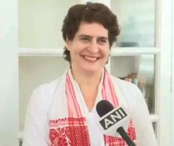 പ്ലസ് ടു വിദ്യാര്ഥിനികള്ക്ക് മൊബൈല് ഫോണും ബിരുദം പൂര്ത്തിയാക്കിയ പെണ്കുട്ടികള്ക്ക് ഇലക്ട്രിക് സ്കൂടെറും; നിയമസഭാ തെരഞ്ഞെടുപ്പ് പടിവാതിലിലെത്തി നില്ക്കുന്ന ഉത്തര്പ്രദേശില് വന് വാഗ്ദാനങ്ങളുമായി പ്രിയങ്കാ ഗാന്ധി