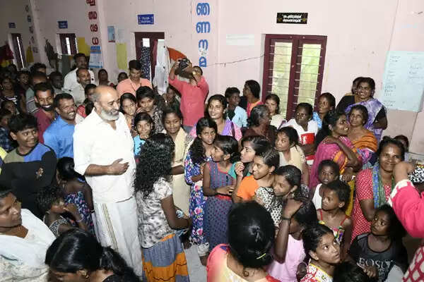 ക്യാമ്പിലുള്ളവര്ക്ക് ആശ്വാസമേകി മന്ത്രി കെ.കെ. ശൈലജ ടീച്ചര്; ഡോക്ടര്മാരെ വ്യോമമാര്ഗേന എത്തിച്ചു