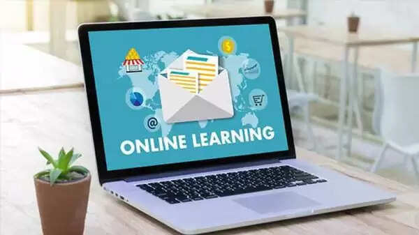 ഓണ്ലൈന് ക്ലാസ്: അധ്യാപകരുടെ ചിത്രങ്ങളും വീഡിയോകളും ദുരുപയോഗം ചെയ്ത് സമൂഹമാധ്യമം വഴി പ്രചരിപ്പിക്കുന്നവര്ക്കെതിരെ കര്ശന നടപടി സ്വീകരിക്കുമെന്ന് പൊലീസ്