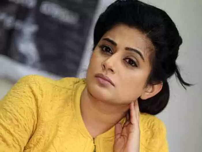 നഗ്നചിത്രങ്ങള് പോസ്റ്റ് ചെയ്യാമോ എന്ന് പ്രിയാമണിയോട് യുവാവ്; താരത്തിന്റെ മറുപടി ഇങ്ങനെ!