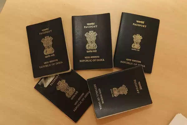 യു എ ഇ യില്നിന്ന് പാസ്പോര്ട്ടിന് അപേക്ഷിക്കുന്ന ഇന്ത്യന് പ്രവാസികള് ഇനിമുതല് അപേക്ഷകള് ഓണ്ലൈനായി സമര്പ്പിക്കണം