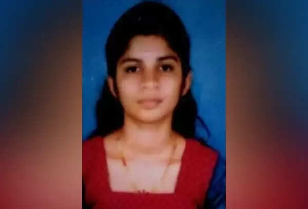 ഹാള് ടിക്കറ്റില് എഴുതി എന്നാരോപിച്ചാണ് അഞ്ജുവിനെ ശകാരിച്ചതെന്ന് ഒപ്പം പരീക്ഷ എഴുതിയ വിദ്യാര്ത്ഥി