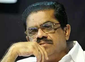 വി.എം. സുധീരന് പൊതുവേദിയില് ഹാഫ് ബോട്ടില് മദ്യം സമ്മാനമായി നല്കി; യുവാവിനെതിരെ കേസ്