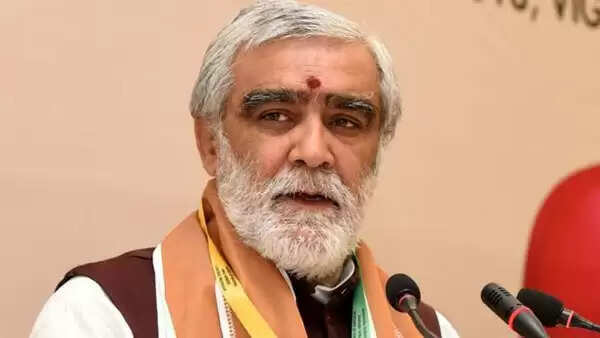 കൊറോണ: പമ്പര വിഡ്ഢിത്തവുമായി കേന്ദ്ര ആരോഗ്യസഹമന്ത്രി, 15 മിനിറ്റ് നേരം ഉച്ചവെയില് കൊണ്ടാല് വൈറസ് പമ്പ കടക്കുമെന്ന് മന്ത്രി അശ്വിനി ചൗബെ, അഭ്യൂഹങ്ങൾ പരത്തരുതെന്ന പ്രധാനമന്ത്രിയുടെ നിർദ്ദേശവും തള്ളി