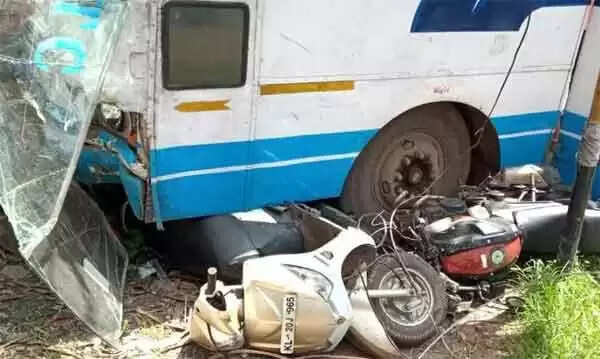 കെഎസ്ആര്ടിസി ബസ് നിയന്ത്രണംവിട്ട് ബൈകിലും കാല്നടയാത്രക്കാരിയെയുമിടിച്ച് അപകടം; നിരവധിപേര്ക്ക് പരിക്ക്