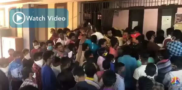 നാട്ടിലേക്ക് പോകാന് പാസ് വേണം; തളിപ്പറമ്പ് നഗരസഭാ ഓഫീസില് അതിഥി തൊഴിലാളികള് ഉപരോധസമരം നടത്തി
