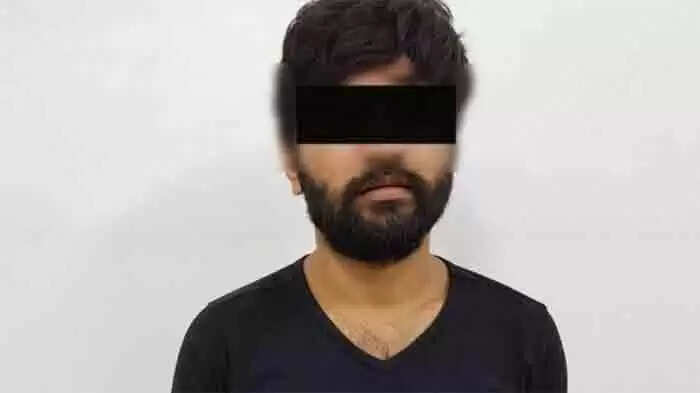കവര്ച്ചയ്ക്കിടെ ഇന്ത്യന് ദമ്പതികളെ കുത്തികൊലപ്പെടുത്തി; പ്രതിയായ പാക്ക് സ്വദേശിയെ ദുബൈ പബ്ലിക് പ്രോസിക്യൂഷന് കോടതിയില് ഹാജരാക്കി