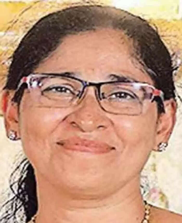 മകന് ഓടിച്ച ബൈക്ക് റോഡിലെ കുഴിയില് ചാടി; പിന്സീറ്റില് നിന്നും തെറിച്ചുവീണ വീട്ടമ്മയ്ക്ക് ദാരുണാന്ത്യം
