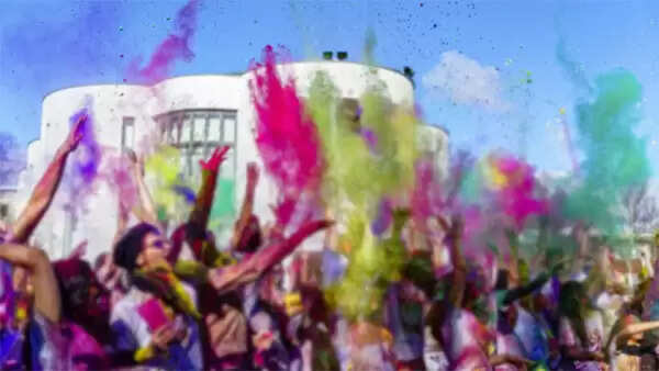 ഡി ജെയും ചായമെറിയലും വേണ്ട; സ്കൂളിലെ ന്യൂജെന് ആഘോഷങ്ങള്ക്കെതിരെ പോലീസ്