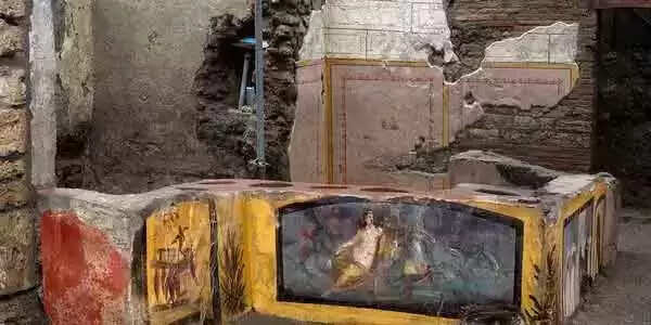 പാചകം ചെയ്ത മണ്കുടവും വൈനിന്റെ രുചി വര്ദ്ധിപ്പിക്കാനുപയോഗിക്കുന്ന ബീന്സും ഭിത്തികളില് പുരാതന ചിത്രങ്ങളുമുള്ള 2000 വര്ഷം പഴക്കമുള്ള'ഫാസ്റ്റ് ഫുഡ്' ഹോടെല്; റോമന് സാമ്രാജ്യത്തിന്റെ ഏടുകളില് നിന്ന് നഷ്ടപ്പെട്ട പോംപോയ് നഗരത്തിലെ ഭക്ഷണശാല കണ്ടെത്തി ചരിത്രഗവേഷകര്