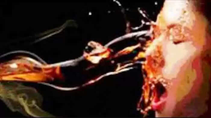 Acid Attack | കുടുംബവഴക്ക്: ഓടുപൊളിച്ച് വീടിനകത്തുകയറിയ യുവാവ് ഭാര്യയ്ക്ക് നേരെ ആസിഡ് ആക്രമണം നടത്തിയതായി പരാതി