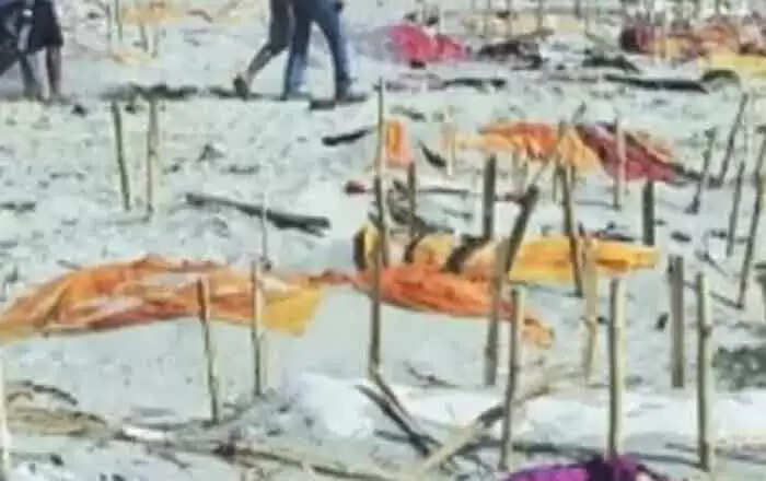 യുപിയില് ഗംഗയുടെ തീരത്ത് 100ലേറെ മൃതദേഹങ്ങള് കുഴിച്ചുമൂടിയ നിലയില് കണ്ടെത്തി