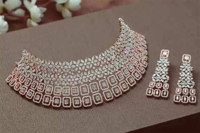 സംസ്ഥാനത്ത് സ്വര്ണവില വീണ്ടും വര്ധിച്ചു; പവന് 35,920 രൂപ, ഗ്രാമിന് 4490 രൂപ