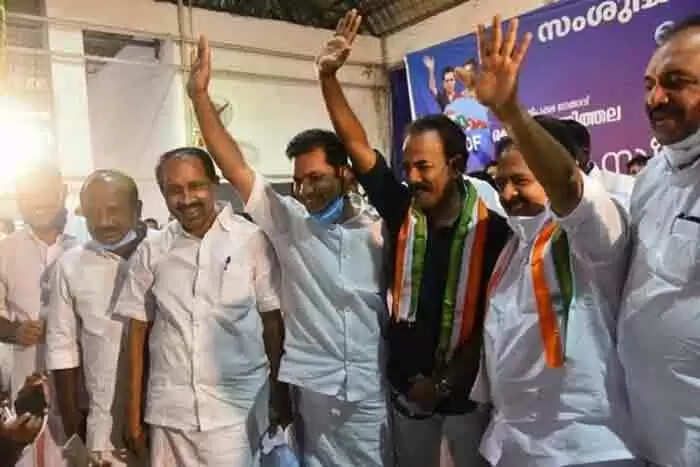 ഐശ്വര്യ കേരള യാത്രയില് പ്രതിപക്ഷ നേതാവ് രമേശ് ചെന്നിത്തലയുമായി വേദി പങ്കിട്ട മേജര് രവിയെ അനുനയിപ്പിക്കാന് ശ്രമം; നേരില് കണ്ട് സംസാരിച്ച് മുതിര്ന്ന ബിജെപി ആര് എസ് എസ് നേതാക്കള്