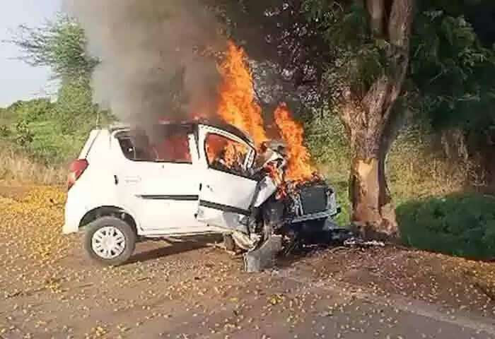 Fire | കാര് മരത്തിലിടിച്ച് തീപ്പിടിച്ച് നവദമ്പതികള് ഉള്പെടെ ഒരു കുടുംബത്തിലെ 4 പേര്ക്ക് ദാരുണാന്ത്യം