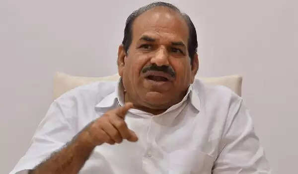 സ്വര്ണക്കടത്ത്; മുരളീധരന് സംശയത്തിന്റെ നിഴലില്; രാജ്യത്തിന്റെ വിദേശകാര്യ സഹമന്ത്രിയുടെ കസേരയിലിരിക്കുന്നത് ഉചിതമാണോയെന്ന് ആലോചിക്കുന്നത് ഉത്തമമാണെന്നും കോടിയേരി