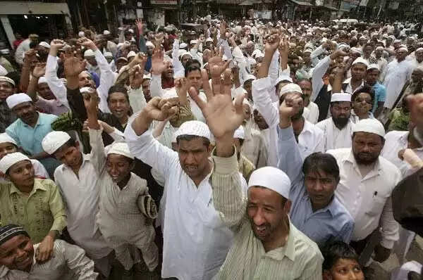 മലപ്പുറംന്ന് കേള്ക്കുമ്പം പാകിസ്ഥാന് എന്ന് ചിന്തിക്ക്ണോര്ക്ക്