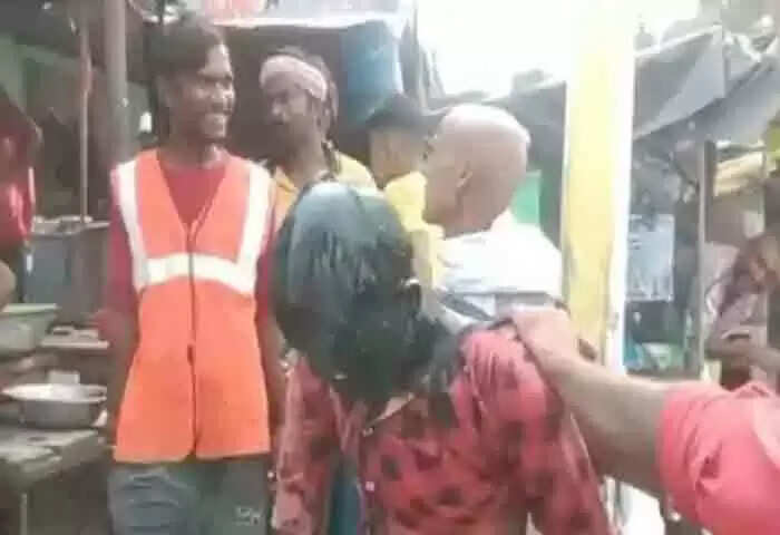 Video | ശുചിമുറിയുടെ ഇരിപ്പിടം മോഷ്ടിച്ചെന്നാരോപിച്ച് ക്രൂരത; ദളിത് യുവാവിനെ കെട്ടിയിട്ട് മര്ദിച്ചു; മുഖത്ത് കരിതേക്കുകയും തല മൊട്ടയടിക്കുകയും ചെയ്തു, ഞെട്ടിപ്പിക്കുന്ന വീഡിയോ പുറത്ത്