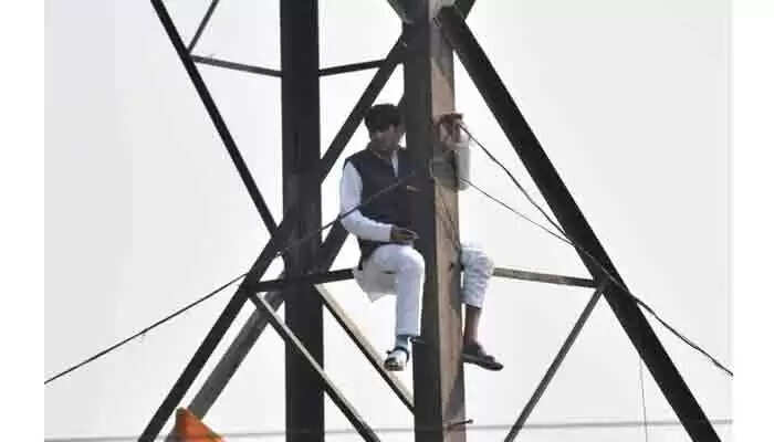 MCD polls | തെരഞ്ഞെടുപ്പിൽ സീറ്റ് നിഷേധിച്ചു; വൈദ്യുതി ടവറിൽ കയറി ആത്മഹത്യാ ഭീഷണി മുഴക്കി മുൻ എഎപി കൗൺസിലർ; വീഡിയോ കാണാം