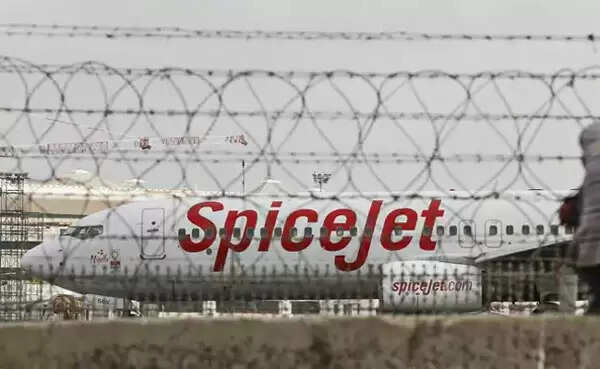 ലാന്ഡിങ് ഗിയറിന്റെ വാതിലില് കുടുങ്ങി സ്പൈസ് ജെറ്റ് ജീവനക്കാരന് ദാരുണാന്ത്യം; ദുരന്തം നടന്നത് കൊല്ക്കത്ത വിമാനത്താവളത്തില്