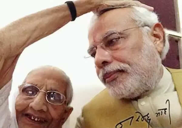 മോഡി അനുഗ്രഹം തേടി മാതാവിന്റെ അരികില്