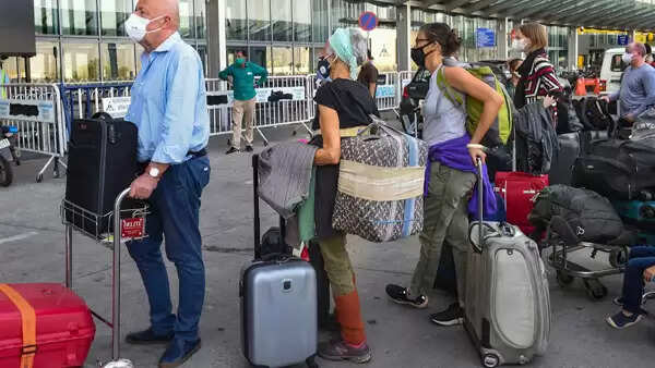 മാസ്കും ഗ്ലൗസും നിർബന്ധം, രണ്ടു മണിക്കൂര് മുമ്പേ റിപ്പോർട്ട് ചെയ്യണം, ഒന്നിടവിട്ടുള്ള സീറ്റുകള് ഒഴിച്ചിടണം, ലോക്ക് ഡൗണിനുശേഷം വ്യോമഗതാഗതം ആരംഭിക്കുമ്പോൾ പാലിക്കേണ്ട ചട്ടങ്ങൾ പുറത്തിറക്കി