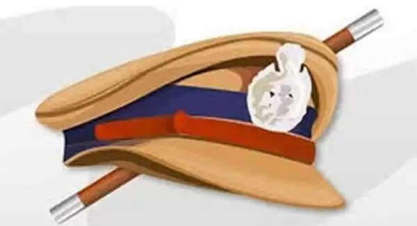 മദ്യപിച്ച് വീട്ടില് ബഹളം വയ്ക്കുന്നുവെന്ന് പരാതി; അന്വേഷണത്തിനെത്തിയ പൊലീസുകാര് കണ്ടത് വീടിനു മുന്നില് കെട്ടിത്തൂങ്ങി മരണത്തോട് മല്ലടിക്കുന്ന ഗൃഹനാഥനെ