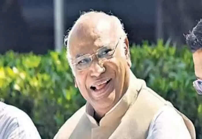 Mallikarjun Kharge | ഇനി മല്ലികാര്ജുന് ഖര്ഗെ കോണ്ഗ്രസിനെ നയിക്കും; 24 വര്ഷത്തിനിടെ ആദ്യമായി പാര്ടിക്ക് ഗാന്ധി ഇതര തലവന്