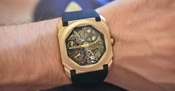 ദേശീയ അവാര്ഡ് ജേതാവായ മികച്ച ബോളിവുഡ് നടന് പകരം ഫോട്ടോഷൂട്ടില് തിളങ്ങിയത് കൈകളിലെ വാച്ച്